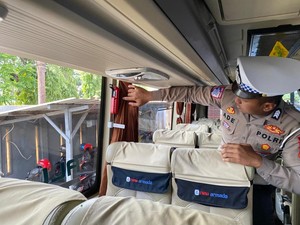 Polisi Lamongan Cek Bus dan Tes Urine Sopir Jelang Nataru, Ini Hasilnya