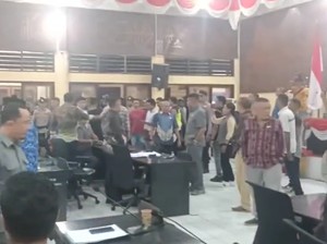Paripurna DPRD Ende Ricuh, Bupati Dievakuasi-Lambang Garuda Kena Lempar