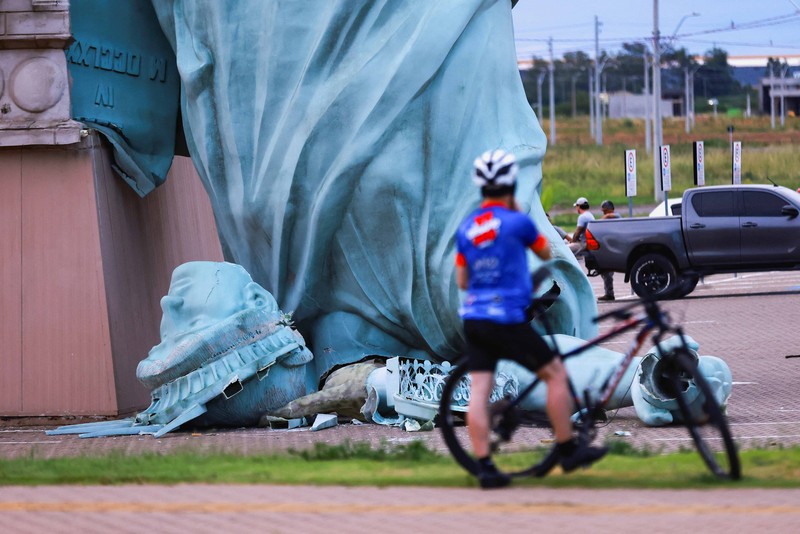 Replika patung Liberty di kota Guaiba, Brasil, roboh usai diterjang angin kencang pada Senin (15/12). Belum diketahui ada korban jiwa akibat insiden tersebut. (REUTERS/Diego Vara)