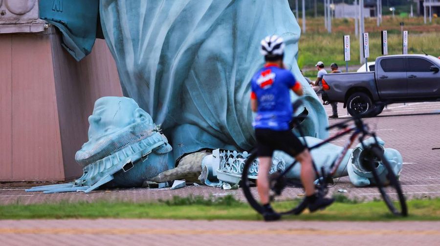 Replika patung Liberty di kota Guaiba, Brasil, roboh usai diterjang angin kencang pada Senin (15/12). Belum diketahui ada korban jiwa akibat insiden tersebut. (REUTERS/Diego Vara)