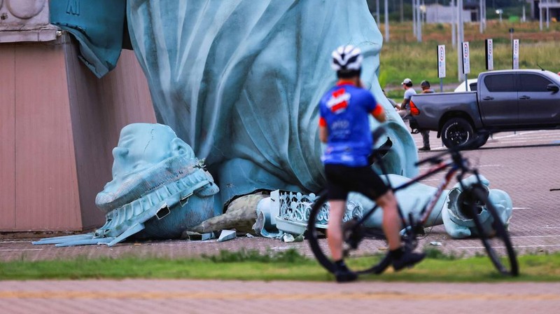 Replika patung Liberty di kota Guaiba, Brasil, roboh usai diterjang angin kencang pada Senin (15/12). Belum diketahui ada korban jiwa akibat insiden tersebut. (REUTERS/Diego Vara)