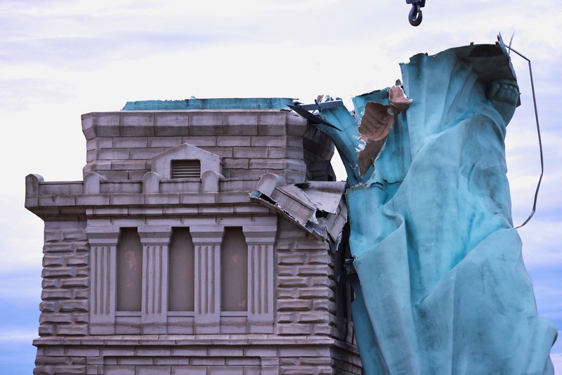 Replika patung Liberty di kota Guaiba, Brasil, roboh usai diterjang angin kencang pada Senin (15/12). Belum diketahui ada korban jiwa akibat insiden tersebut. (REUTERS/Diego Vara)