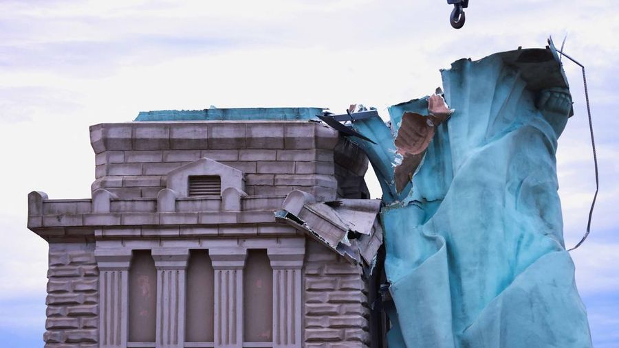 Replika patung Liberty di kota Guaiba, Brasil, roboh usai diterjang angin kencang pada Senin (15/12). Belum diketahui ada korban jiwa akibat insiden tersebut. (REUTERS/Diego Vara)