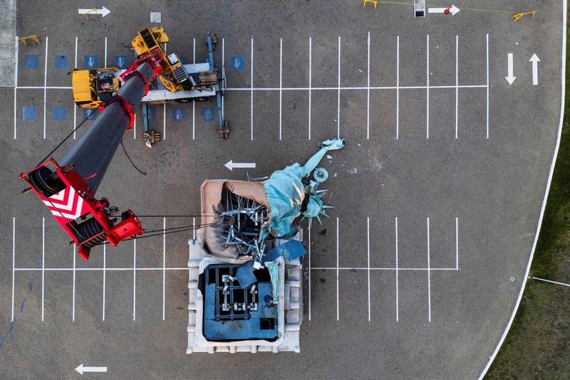 Replika patung Liberty di kota Guaiba, Brasil, roboh usai diterjang angin kencang pada Senin (15/12). Belum diketahui ada korban jiwa akibat insiden tersebut. (REUTERS/Diego Vara)