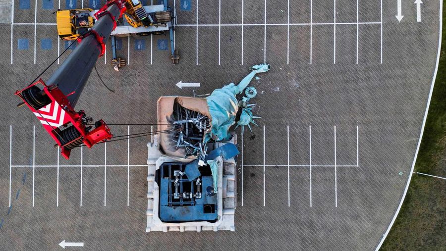 Replika patung Liberty di kota Guaiba, Brasil, roboh usai diterjang angin kencang pada Senin (15/12). Belum diketahui ada korban jiwa akibat insiden tersebut. (REUTERS/Diego Vara)