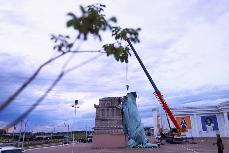 Replika patung Liberty di kota Guaiba, Brasil, roboh usai diterjang angin kencang pada Senin (15/12). Belum diketahui ada korban jiwa akibat insiden tersebut. (REUTERS/Diego Vara)