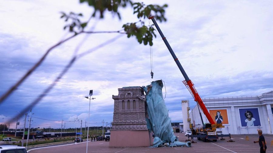 Replika patung Liberty di kota Guaiba, Brasil, roboh usai diterjang angin kencang pada Senin (15/12). Belum diketahui ada korban jiwa akibat insiden tersebut. (REUTERS/Diego Vara)