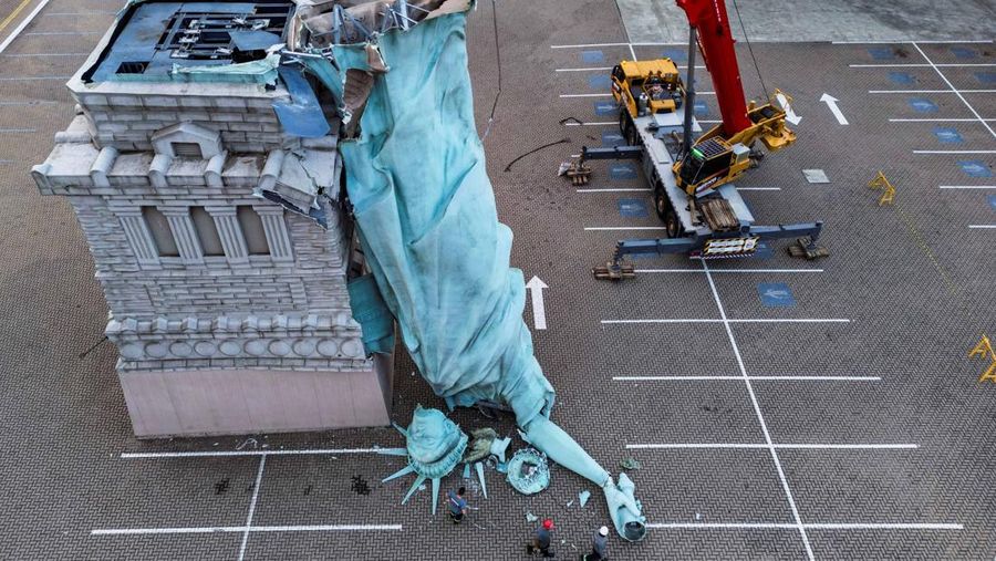 Replika patung Liberty di kota Guaiba, Brasil, roboh usai diterjang angin kencang pada Senin (15/12). Belum diketahui ada korban jiwa akibat insiden tersebut. (REUTERS/Diego Vara)