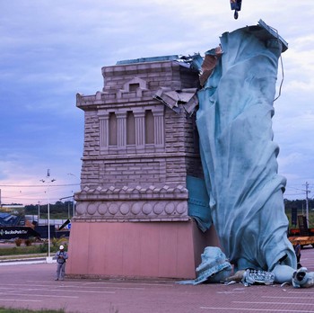 Potret Patung Liberty Roboh Dihantam Badai, Kepala Pisah dari Badan