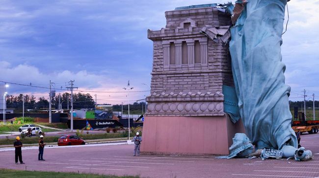 Potret Patung Liberty Roboh Dihantam Badai, Kepala Pisah dari Badan