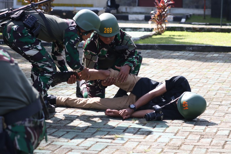 Sejumlah awak media mengikuti pembekalan materi Gerakan Perorangan Taktis di Resimen Latihan dan Pertempuran (Menlatpur) Kostrad &ldquo;Sanggabuana&rdquo;, Karawang, Selasa (16/12/2025). (Pool Biro Infohan Sekjen Kemhan via CNBC Indonesia)