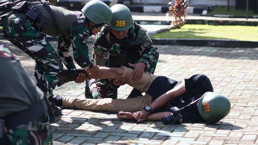 Sejumlah awak media mengikuti pembekalan materi Gerakan Perorangan Taktis di Resimen Latihan dan Pertempuran (Menlatpur) Kostrad &ldquo;Sanggabuana&rdquo;, Karawang, Selasa (16/12/2025). (Pool Biro Infohan Sekjen Kemhan via CNBC Indonesia)