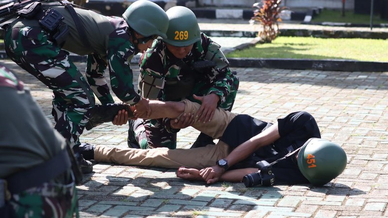 Sejumlah awak media mengikuti pembekalan materi Gerakan Perorangan Taktis di Resimen Latihan dan Pertempuran (Menlatpur) Kostrad &ldquo;Sanggabuana&rdquo;, Karawang, Selasa (16/12/2025). (Pool Biro Infohan Sekjen Kemhan via CNBC Indonesia)