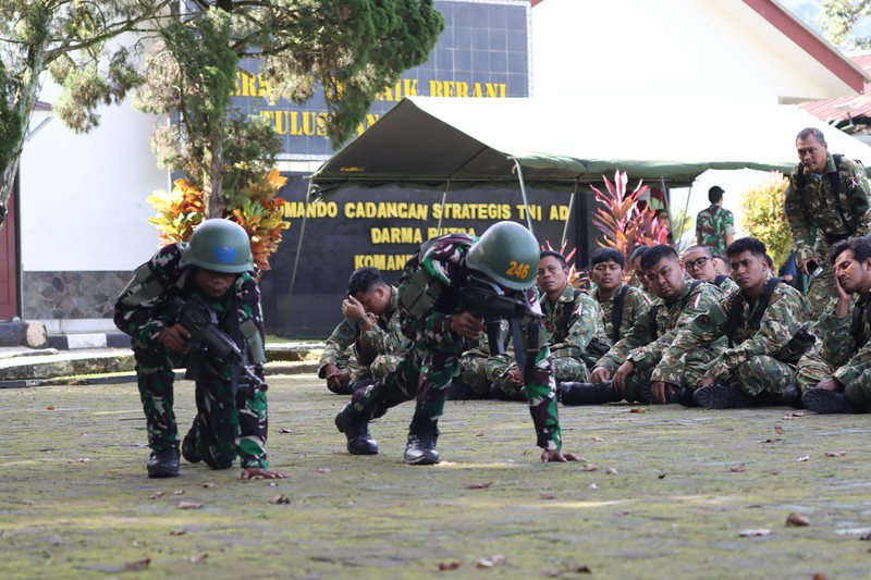 Sejumlah awak media mengikuti pembekalan materi Gerakan Perorangan Taktis di Resimen Latihan dan Pertempuran (Menlatpur) Kostrad &ldquo;Sanggabuana&rdquo;, Karawang, Selasa (16/12/2025). (Pool Biro Infohan Sekjen Kemhan via CNBC Indonesia)