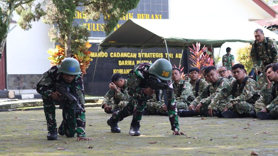 Sejumlah awak media mengikuti pembekalan materi Gerakan Perorangan Taktis di Resimen Latihan dan Pertempuran (Menlatpur) Kostrad &ldquo;Sanggabuana&rdquo;, Karawang, Selasa (16/12/2025). (Pool Biro Infohan Sekjen Kemhan via CNBC Indonesia)