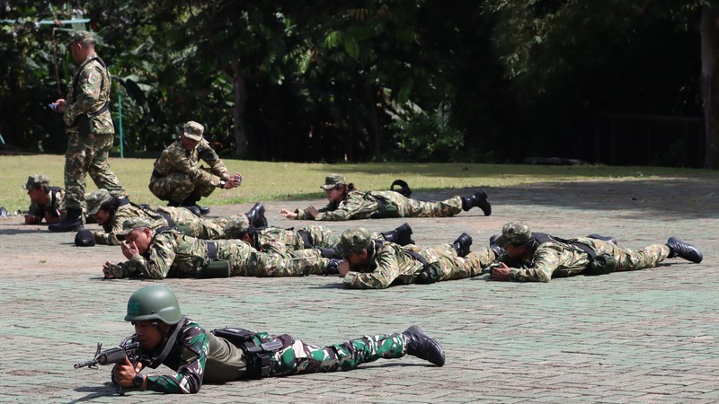 Sejumlah awak media mengikuti pembekalan materi Gerakan Perorangan Taktis di Resimen Latihan dan Pertempuran (Menlatpur) Kostrad &ldquo;Sanggabuana&rdquo;, Karawang, Selasa (16/12/2025). (Pool Biro Infohan Sekjen Kemhan via CNBC Indonesia)