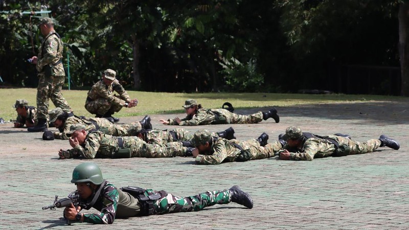 Sejumlah awak media mengikuti pembekalan materi Gerakan Perorangan Taktis di Resimen Latihan dan Pertempuran (Menlatpur) Kostrad &ldquo;Sanggabuana&rdquo;, Karawang, Selasa (16/12/2025). (Pool Biro Infohan Sekjen Kemhan via CNBC Indonesia)