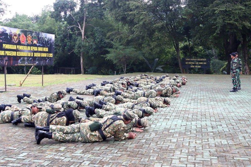 Sejumlah awak media mengikuti pembekalan materi Gerakan Perorangan Taktis di Resimen Latihan dan Pertempuran (Menlatpur) Kostrad &ldquo;Sanggabuana&rdquo;, Karawang, Selasa (16/12/2025). (Pool Biro Infohan Sekjen Kemhan via CNBC Indonesia)