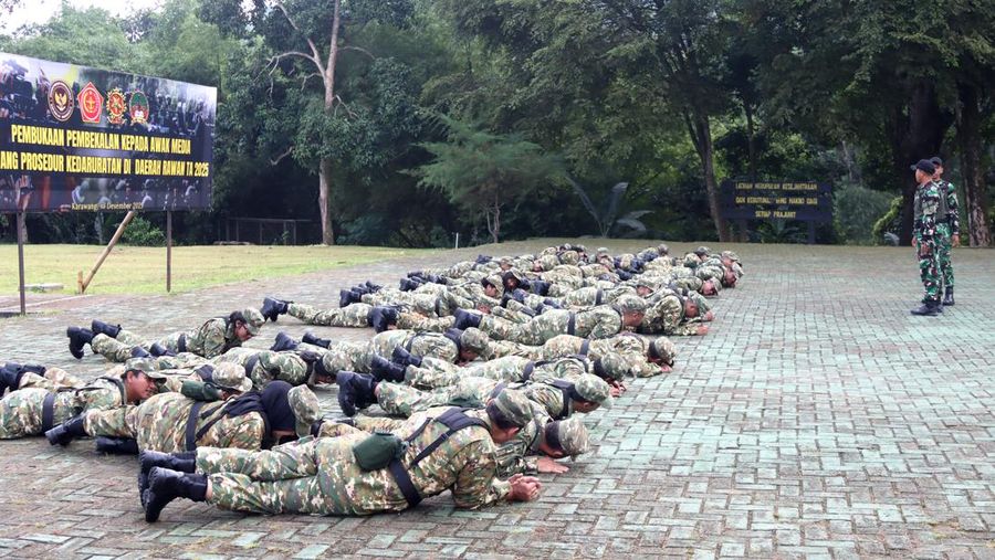 Sejumlah awak media mengikuti pembekalan materi Gerakan Perorangan Taktis di Resimen Latihan dan Pertempuran (Menlatpur) Kostrad &ldquo;Sanggabuana&rdquo;, Karawang, Selasa (16/12/2025). (Pool Biro Infohan Sekjen Kemhan via CNBC Indonesia)