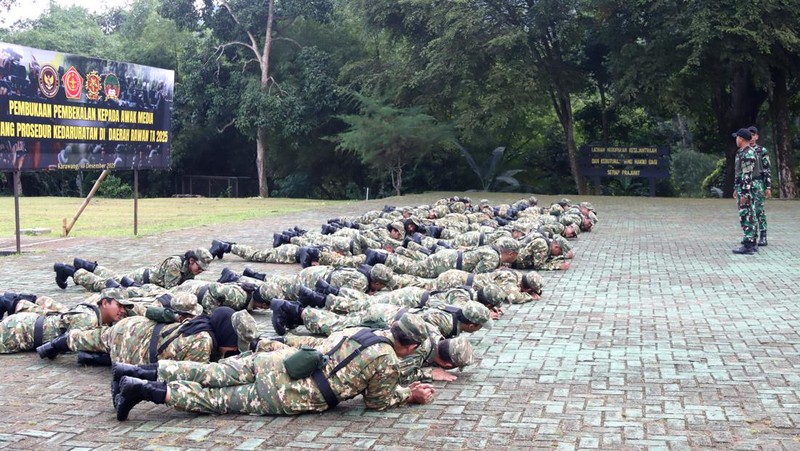 Sejumlah awak media mengikuti pembekalan materi Gerakan Perorangan Taktis di Resimen Latihan dan Pertempuran (Menlatpur) Kostrad &ldquo;Sanggabuana&rdquo;, Karawang, Selasa (16/12/2025). (Pool Biro Infohan Sekjen Kemhan via CNBC Indonesia)