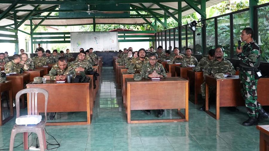 Sejumlah awak media mengikuti pembekalan materi Gerakan Perorangan Taktis di Resimen Latihan dan Pertempuran (Menlatpur) Kostrad &ldquo;Sanggabuana&rdquo;, Karawang, Selasa (16/12/2025). (Pool Biro Infohan Sekjen Kemhan via CNBC Indonesia)
