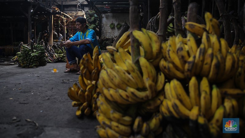 Suasana aktivitas pedagang pasca kebakaran yang melanda Blok C2 di Pasar Induk Kramat Jati, Jakarta, Rabu (17/12/2025). (CNBC Indonesia/Faisal Rahman)
