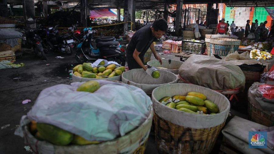 Suasana aktivitas pedagang pasca kebakaran yang melanda Blok C2 di Pasar Induk Kramat Jati, Jakarta, Rabu (17/12/2025). (CNBC Indonesia/Faisal Rahman)