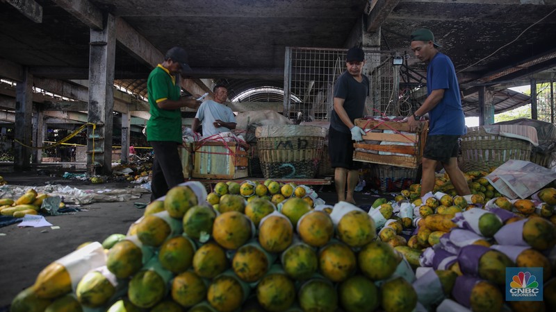 Suasana aktivitas pedagang pasca kebakaran yang melanda Blok C2 di Pasar Induk Kramat Jati, Jakarta, Rabu (17/12/2025). (CNBC Indonesia/Faisal Rahman)