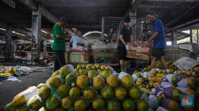 Suasana aktivitas pedagang pasca kebakaran yang melanda Blok C2 di Pasar Induk Kramat Jati, Jakarta, Rabu (17/12/2025). (CNBC Indonesia/Faisal Rahman)