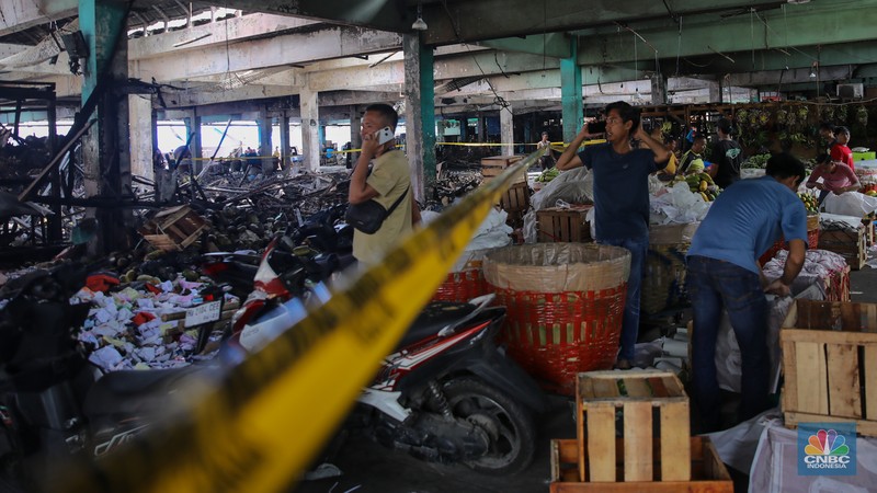 Suasana aktivitas pedagang pasca kebakaran yang melanda Blok C2 di Pasar Induk Kramat Jati, Jakarta, Rabu (17/12/2025). (CNBC Indonesia/Faisal Rahman)
