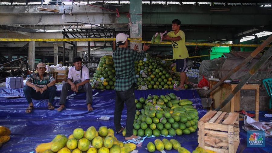 Suasana aktivitas pedagang pasca kebakaran yang melanda Blok C2 di Pasar Induk Kramat Jati, Jakarta, Rabu (17/12/2025). (CNBC Indonesia/Faisal Rahman)