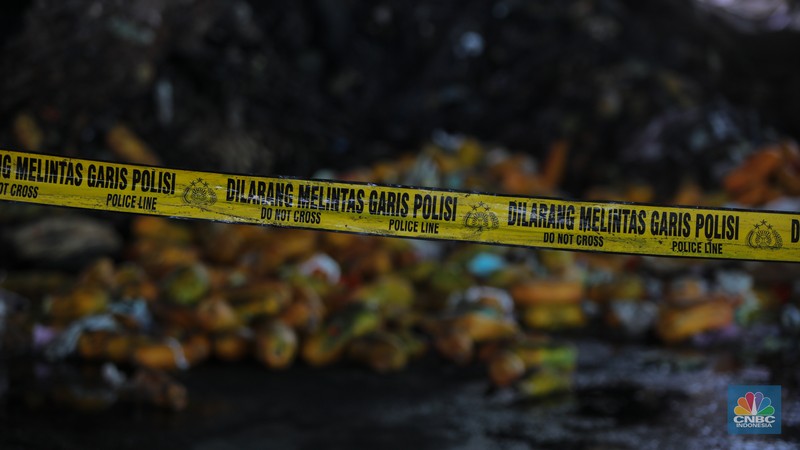 Suasana aktivitas pedagang pasca kebakaran yang melanda Blok C2 di Pasar Induk Kramat Jati, Jakarta, Rabu (17/12/2025). (CNBC Indonesia/Faisal Rahman)
