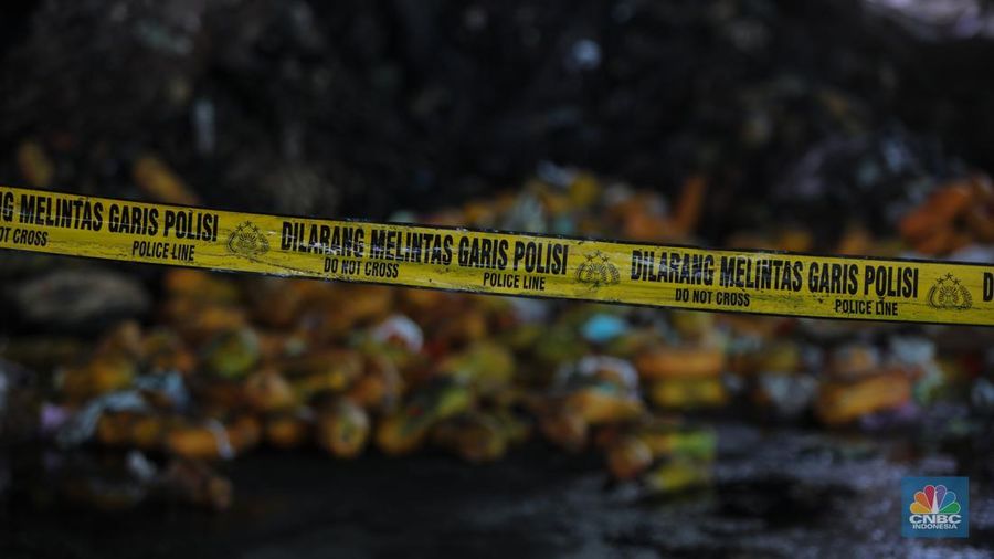 Suasana aktivitas pedagang pasca kebakaran yang melanda Blok C2 di Pasar Induk Kramat Jati, Jakarta, Rabu (17/12/2025). (CNBC Indonesia/Faisal Rahman)