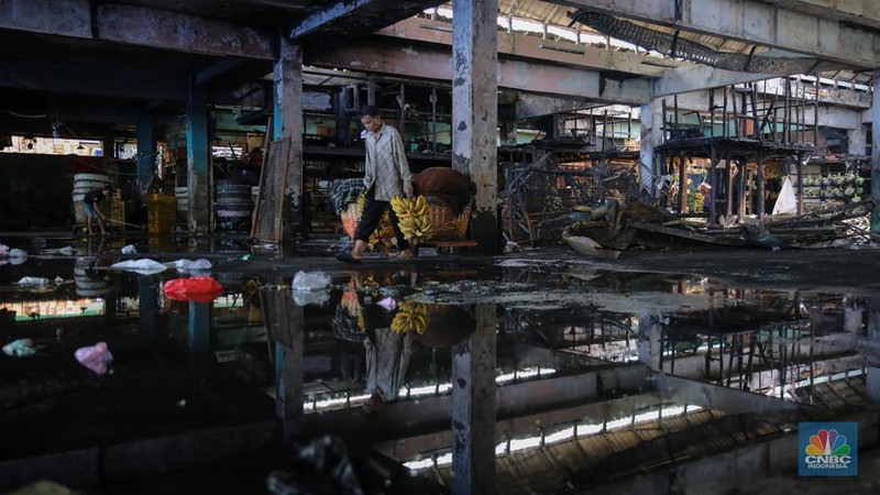 Suasana aktivitas pedagang pasca kebakaran yang melanda Blok C2 di Pasar Induk Kramat Jati, Jakarta, Rabu (17/12/2025). (CNBC Indonesia/Faisal Rahman)