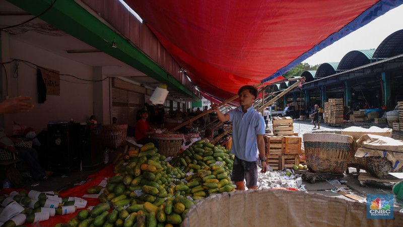 Suasana aktivitas pedagang pasca kebakaran yang melanda Blok C2 di Pasar Induk Kramat Jati, Jakarta, Rabu (17/12/2025). (CNBC Indonesia/Faisal Rahman)