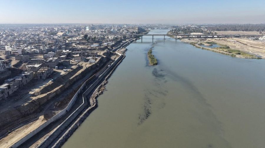 Suasana Sungai Tigris di Baghdad Irak. Negara yang sangat terdampak oleh perubahan iklim, telah dilanda kekeringan dan curah hujan rendah selama bertahun-tahun. (AFP/AHMAD AL-RUBAYE)