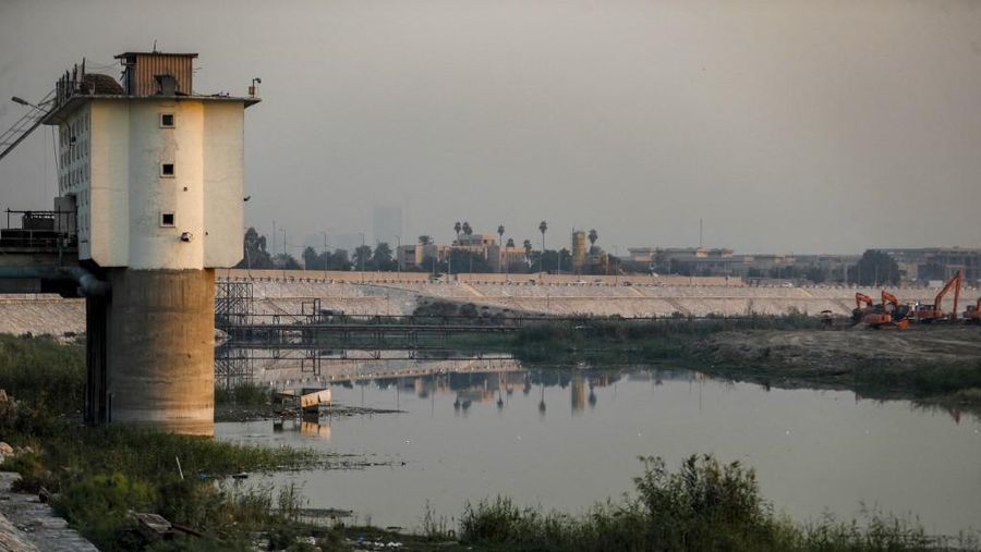Suasana Sungai Tigris di Baghdad Irak. Negara yang sangat terdampak oleh perubahan iklim, telah dilanda kekeringan dan curah hujan rendah selama bertahun-tahun. (AFP/AHMAD AL-RUBAYE)