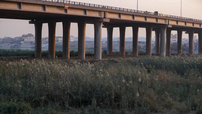 Suasana Sungai Tigris di Baghdad Irak. Negara yang sangat terdampak oleh perubahan iklim, telah dilanda kekeringan dan curah hujan rendah selama bertahun-tahun. (AFP/AHMAD AL-RUBAYE)