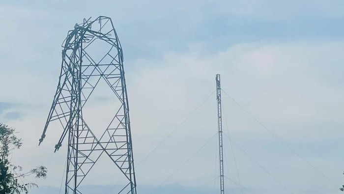 Tampilan salah satu tower transmisi 150 kV Pangkalan Brandan - Langsa di Aceh Tamiang yang terdampak parah oleh bencana banjir (kiri) dan tower darurat (kanan) yang berhasil dibangun untuk memulihkan kembali interkoneksi listrik Sumatra ke Aceh. (Dok