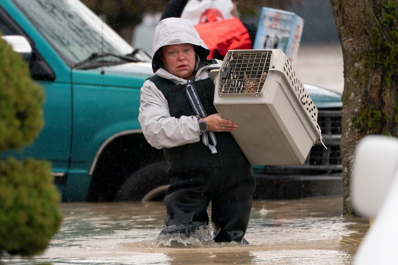 Pemandangan dari drone sebuah lingkungan yang terendam banjir akibat jebolnya penghalang banjir sementara di sepanjang Sungai White, setelah beberapa aliran atmosfer membawa hujan dan banjir ke wilayah Pasifik Barat Laut, di Pacific, Washington, AS, 16 Desember 2025. (REUTERS/David Ryder)