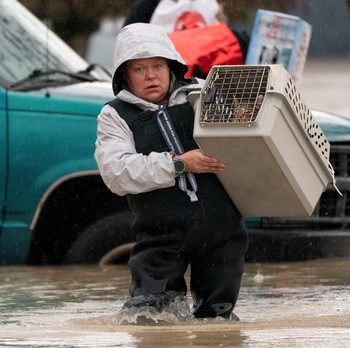 Potret Terkini Jantung AS Tenggelam, Tanggul Jebol-Jalanan Jadi Sungai