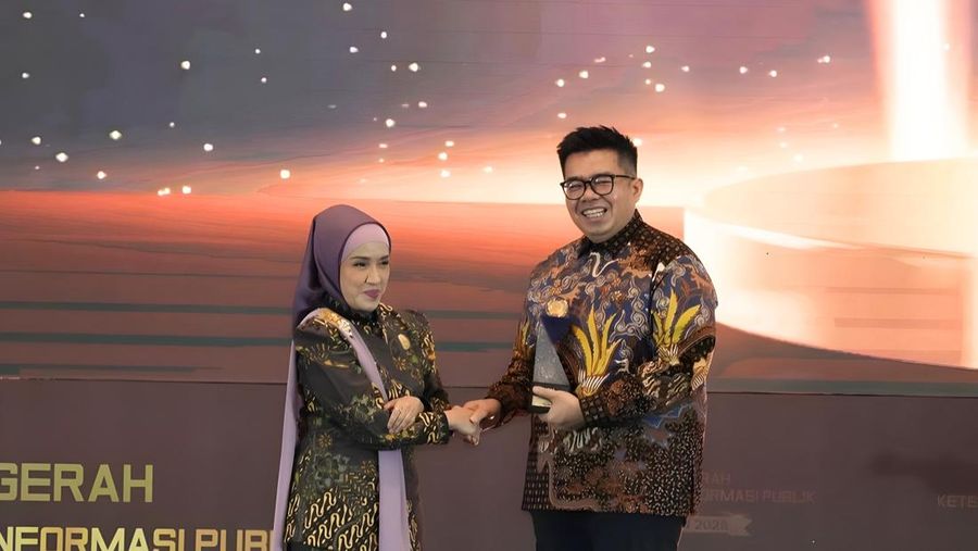 Samrotunnajah Ismail selaku Komisioner Bidang Advokasi, Sosialisasi dan Edukasi Komisi Informasi Pusat (kiri) menyerahkan predikat informatif kepada Direktur Utama PT TASPEN (Persero), Rony Hanityo Aprianto dalam Anugerah Keterbukaan Informasi Publik Tahun 2025. Acara penghargaan dihadiri oleh 387 Badan Publik di Indonesia dari berbagai kategori mulai dari Kementerian, Lembaga Non Kementerian, Badan Usaha Milik Negara hingga Perguruan Tinggi, berlangsung di Bidakara Hotel Jakarta, pada Senin (15 Desember 2025).