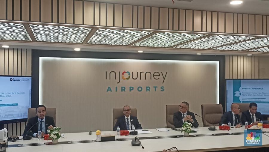 Wakil Direktur Utama InJourney Airports Achmad Syahir (dua dari kiri) dan Direktur Utama PT Angkasa Pura Indonesia Muhammad Rizal Pahlevi (tengah). (CNBC Indonesia/Ferry Sandi)
