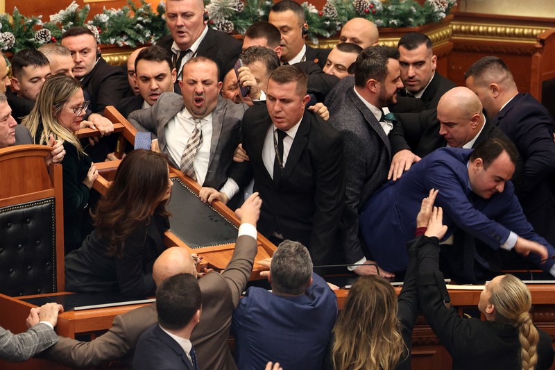 Anggota parlemen dari Partai Demokrat, partai oposisi terbesar Albania, melakukan protes terhadap pemerintah di dalam gedung parlemen di Tirana, Albania, 18 Desember 2025. (REUTERS/Stringer)