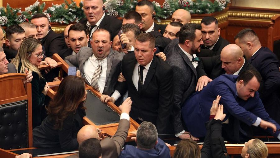 Anggota parlemen dari Partai Demokrat, partai oposisi terbesar Albania, melakukan protes terhadap pemerintah di dalam gedung parlemen di Tirana, Albania, 18 Desember 2025. (REUTERS/Stringer)