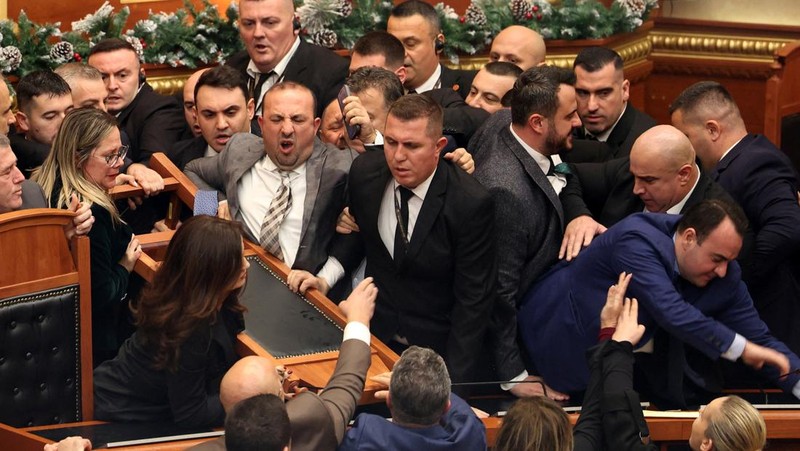 Anggota parlemen dari Partai Demokrat, partai oposisi terbesar Albania, melakukan protes terhadap pemerintah di dalam gedung parlemen di Tirana, Albania, 18 Desember 2025. (REUTERS/Stringer)