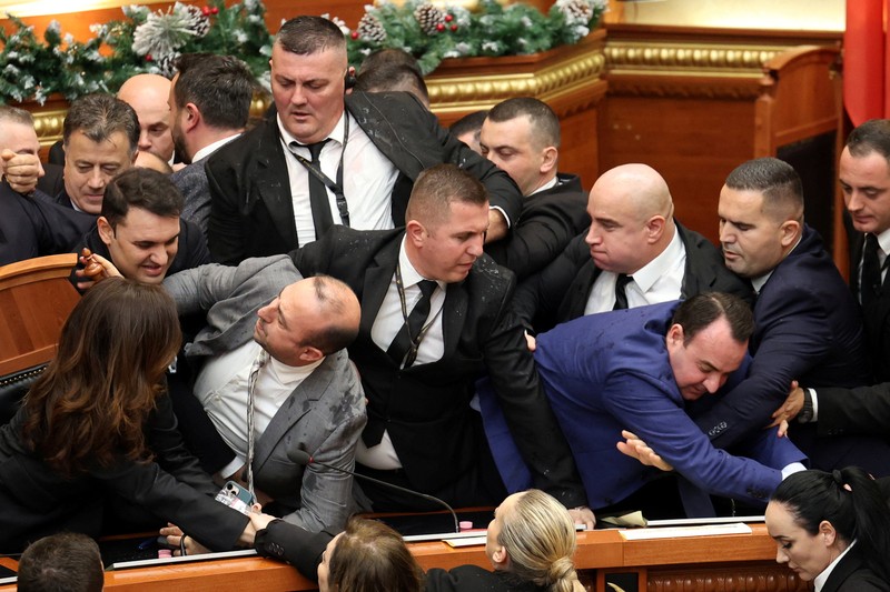 Anggota parlemen dari Partai Demokrat, partai oposisi terbesar Albania, melakukan protes terhadap pemerintah di dalam gedung parlemen di Tirana, Albania, 18 Desember 2025. (REUTERS/Stringer)