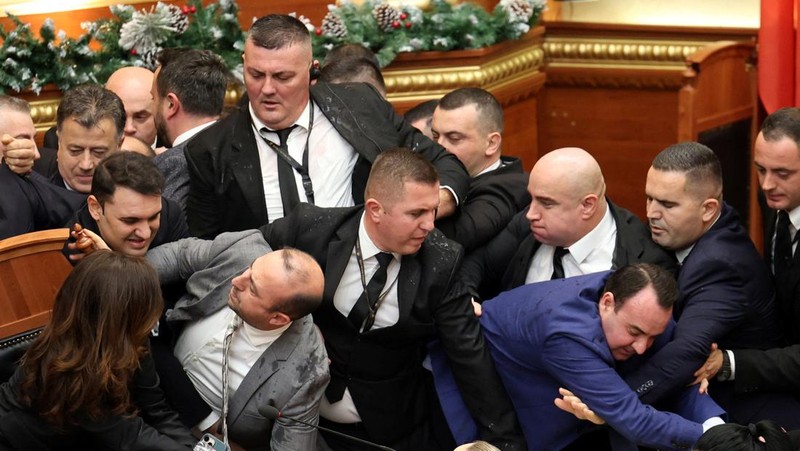 Anggota parlemen dari Partai Demokrat, partai oposisi terbesar Albania, melakukan protes terhadap pemerintah di dalam gedung parlemen di Tirana, Albania, 18 Desember 2025. (REUTERS/Stringer)