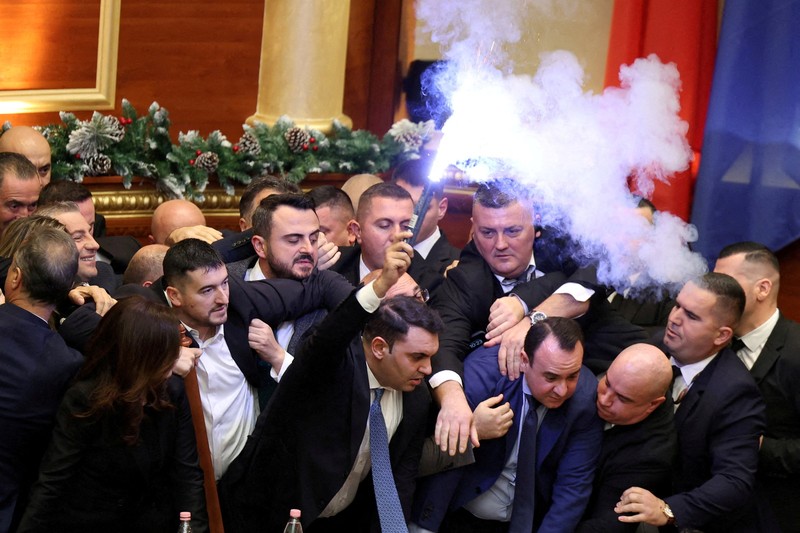 Anggota parlemen dari Partai Demokrat, partai oposisi terbesar Albania, melakukan protes terhadap pemerintah di dalam gedung parlemen di Tirana, Albania, 18 Desember 2025. (REUTERS/Stringer)