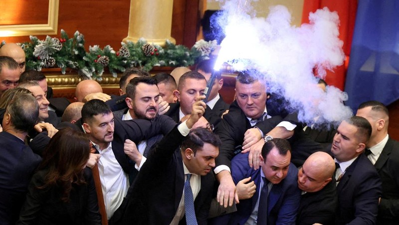 Anggota parlemen dari Partai Demokrat, partai oposisi terbesar Albania, melakukan protes terhadap pemerintah di dalam gedung parlemen di Tirana, Albania, 18 Desember 2025. (REUTERS/Stringer)